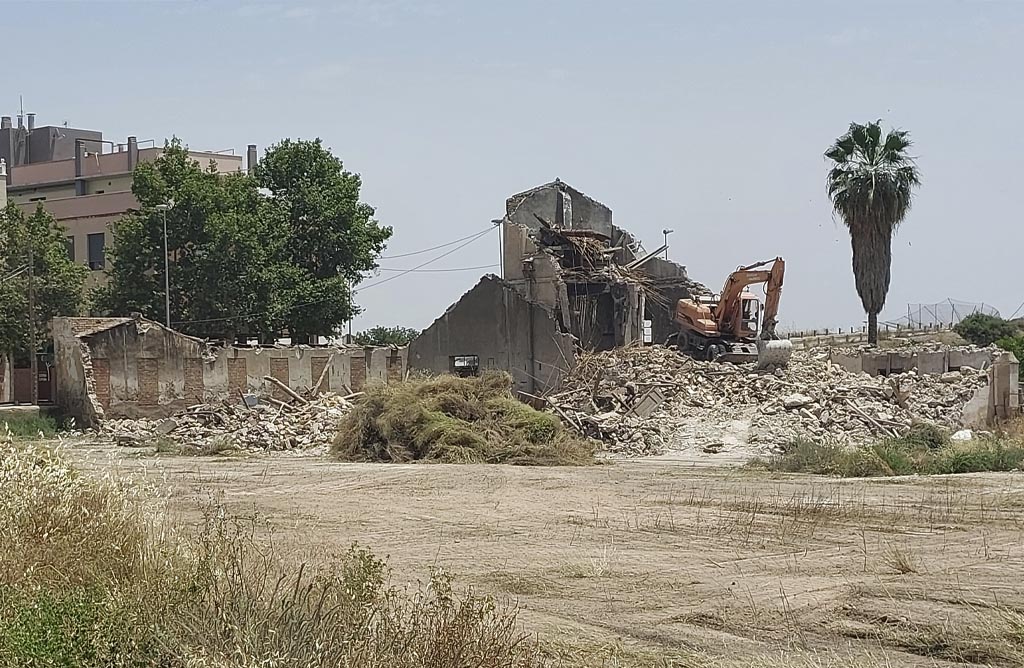 Derriban el histrico molino de harina de la estacin de Totana
